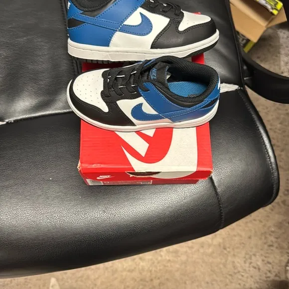 Nike Black and Blue Sneakers with Classic Low-Top Design