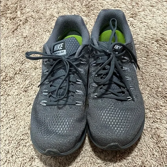 Nike Black and Silver Athletic Running Shoes with Breathable Mesh size 9.5 Men’s