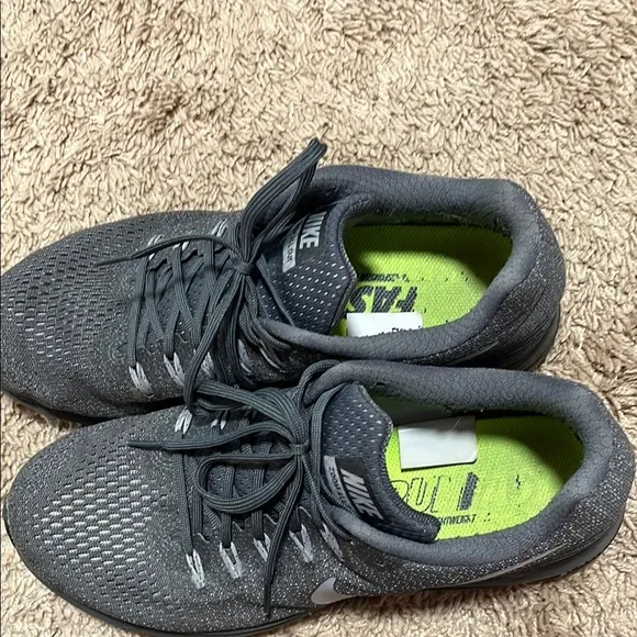 Nike Black and Silver Athletic Running Shoes with Breathable Mesh size 9.5 Men’s