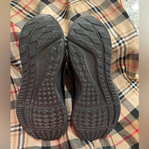 Nike Black Athletic Running Shoes with Breathable Mesh