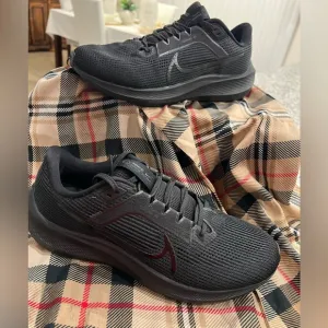 Nike Black Athletic Running Shoes with Breathable Mesh