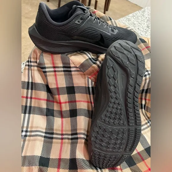 Nike Black Athletic Running Shoes with Breathable Mesh