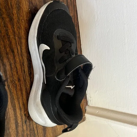 Nike Black Sneakers Modern Design Athletic Shoes Mommy and me!!