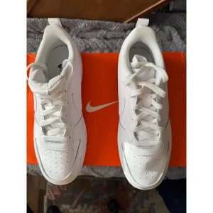 Nike Court Borough Style BQ5448-100 New without box, Boys 7, EU 40 Triple White