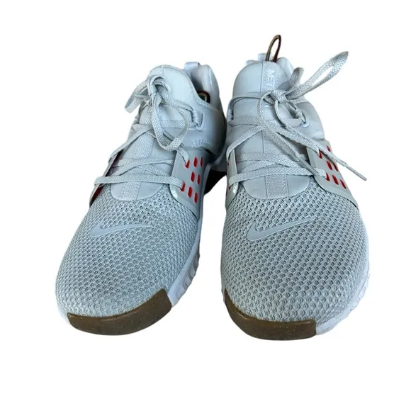 ☘️Nike Gray Athletic Shoes with Breathable Mesh and Unique Lacing System