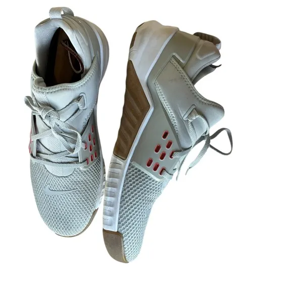 ☘️Nike Gray Athletic Shoes with Breathable Mesh and Unique Lacing System