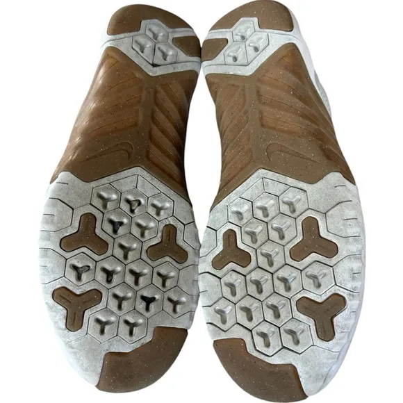 ☘️Nike Gray Athletic Shoes with Breathable Mesh and Unique Lacing System