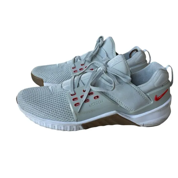 ☘️Nike Gray Athletic Shoes with Breathable Mesh and Unique Lacing System