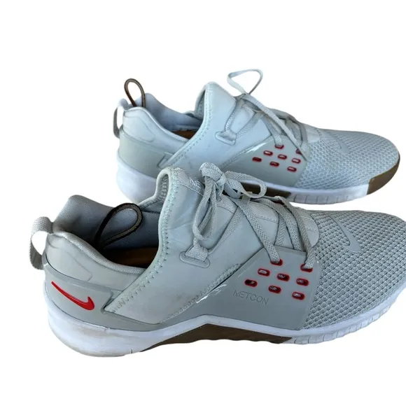 ☘️Nike Gray Athletic Shoes with Breathable Mesh and Unique Lacing System
