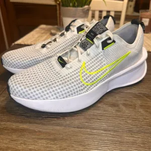 Nike Interact Run Lightweight Running Shoes White Grey Neon Athletic Sz 13 Mens