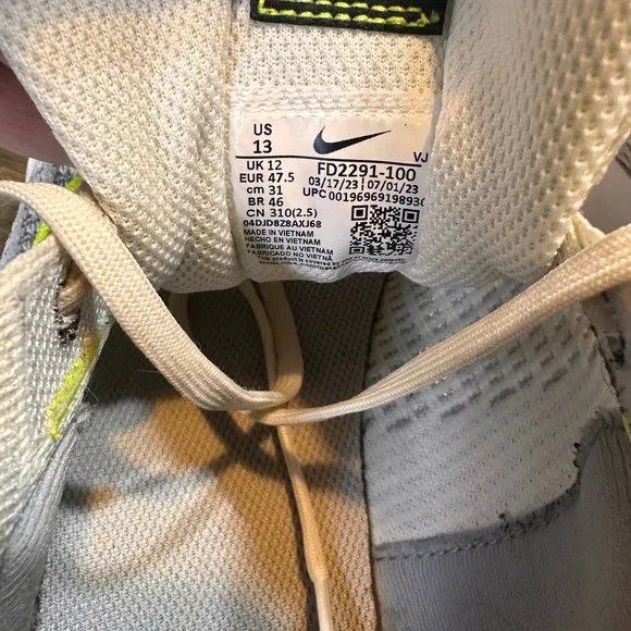 Nike Interact Run Lightweight Running Shoes White Grey Neon Athletic Sz 13 Mens