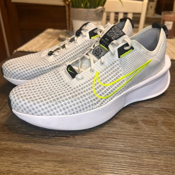 Nike Interact Run Lightweight Running Shoes White Grey Neon Athletic Sz 13 Mens
