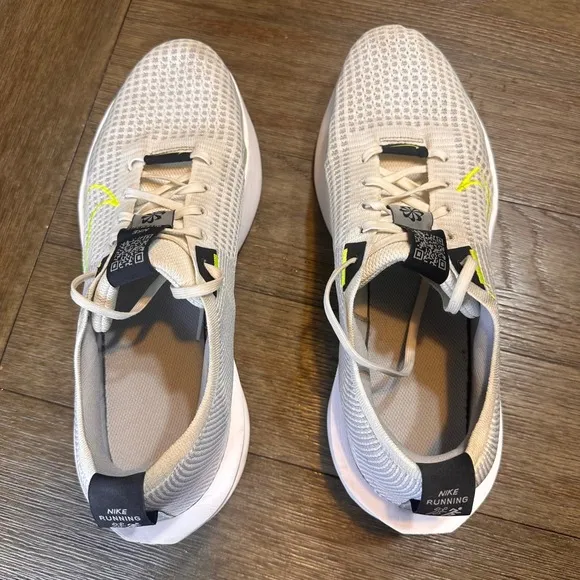 Nike Interact Run Lightweight Running Shoes White Grey Neon Athletic Sz 13 Mens