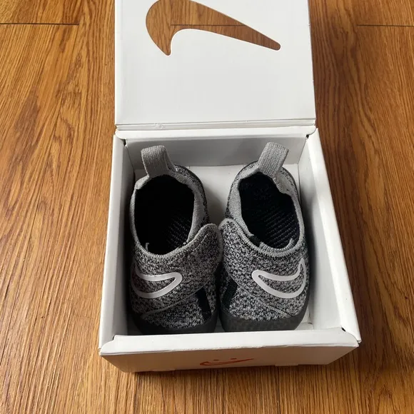 Nike Kids' Swoosh 1 SneakerSize 5C