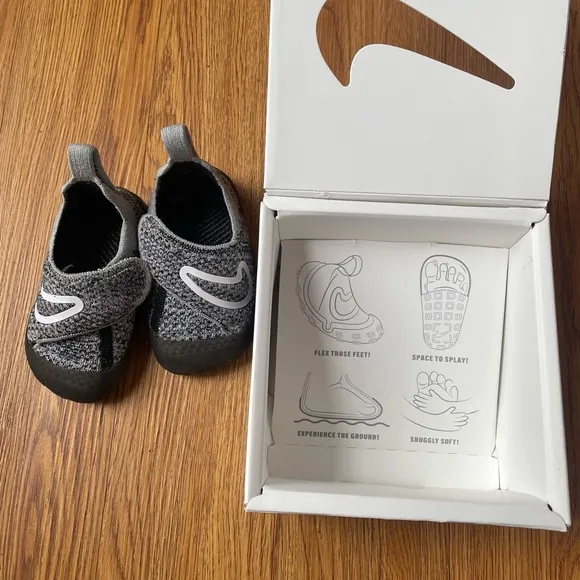 Nike Kids' Swoosh 1 SneakerSize 5C