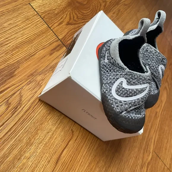 Nike Kids' Swoosh 1 SneakerSize 5C