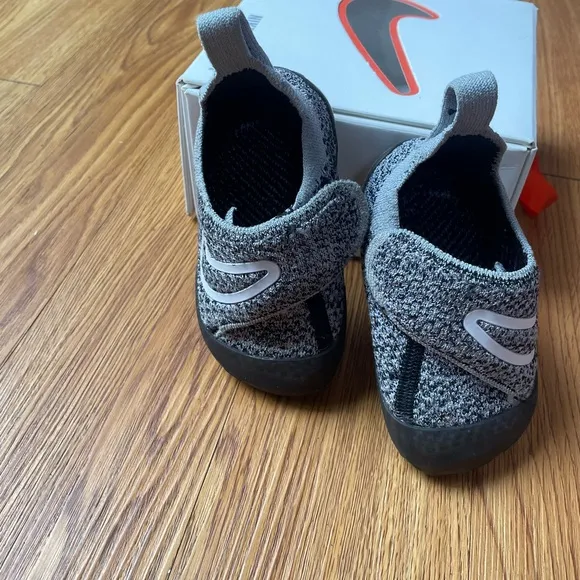Nike Kids' Swoosh 1 SneakerSize 5C