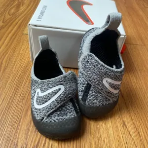 Nike Kids' Swoosh 1 SneakerSize 5C