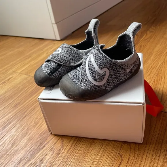 Nike Kids' Swoosh 1 SneakerSize 5C