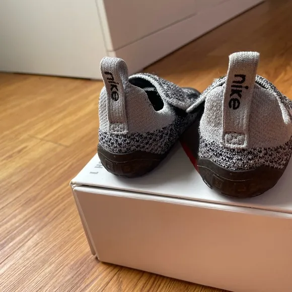 Nike Kids' Swoosh 1 SneakerSize 5C