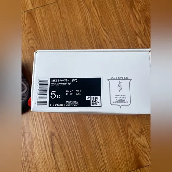 Nike Kids' Swoosh 1 SneakerSize 5C