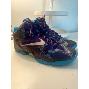 Nike Labron XI Hornets Basketball Shoes High Top Sneakers Purple Blue Size 9