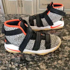 NIKE LEBRON SOLIDER GRADE SCHOOL BASKETBALL SHOES