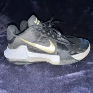 Nike Men's Size 7.5 Air Max Impact 4 Athletic Sneakers Black Metallic Gold Shoes