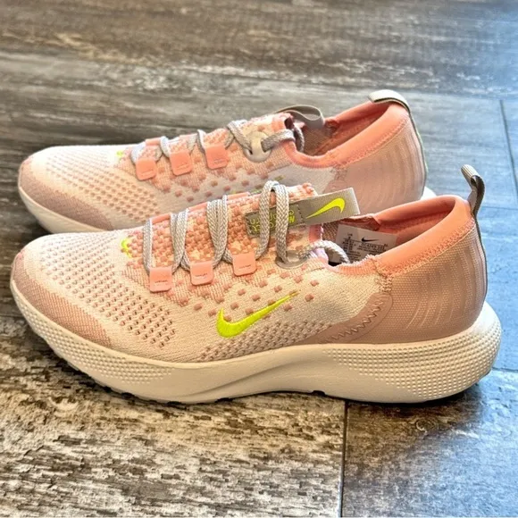 Nike React Escape Run Flyknit Running Shoes Womens Size 9 DC4269-101
