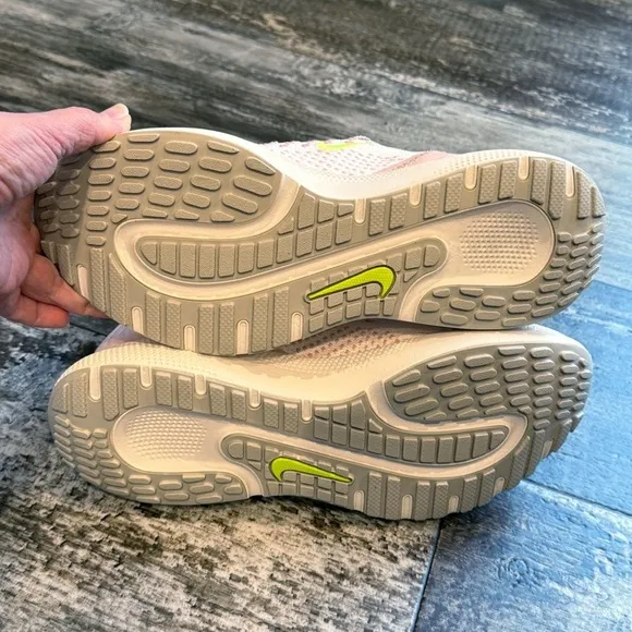 Nike React Escape Run Flyknit Running Shoes Womens Size 9 DC4269-101
