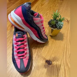 Nike Air Max 95 (GS) Hot Pink Dark Purple Running Shoes Women’s SZ 8.5 Youth 7Y