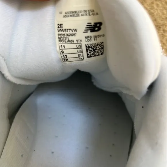 NWOB! NEW BALANCE 577 Size 11 all leather walking shoes
