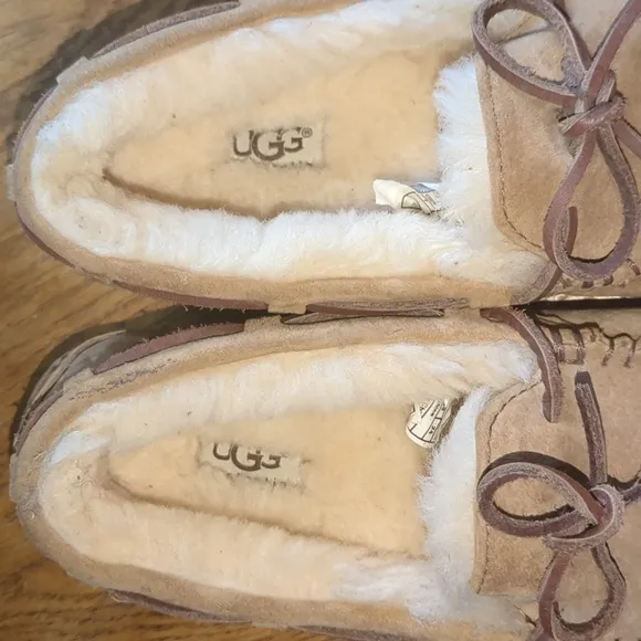 NWOB- UGG Dakota Slippers