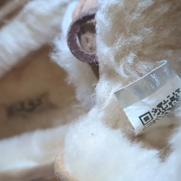 NWOB- UGG Dakota Slippers