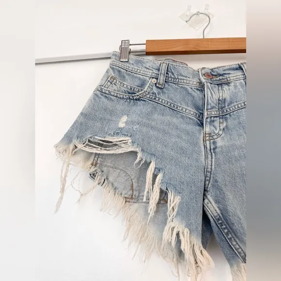 NWOT Free People Westwood Cutoff Mid Rise High Low Distressed Short Size 26
