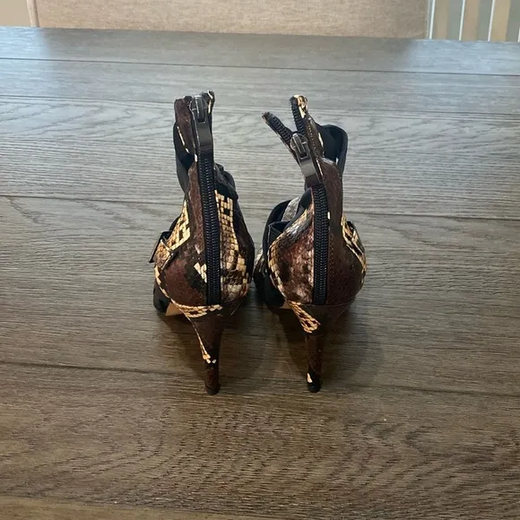 NWT BURJU Stay Strapped Snake and Lycra Strappy Dance Shoes | Size 7.5