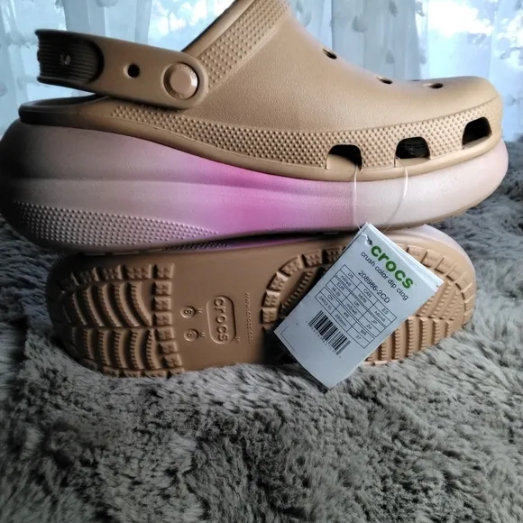 NWT. Classic Crush Clog Shoes Cork/ Dip. 8