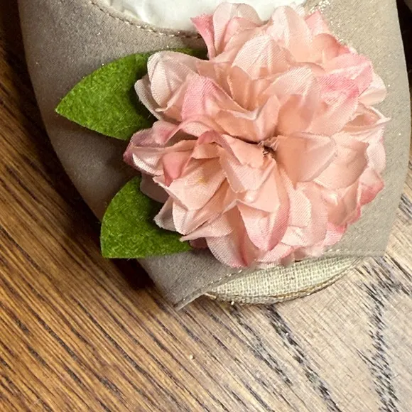 NWT Joyfolie Elianna Blush/ Beige Sandals with Pink Flower Accent