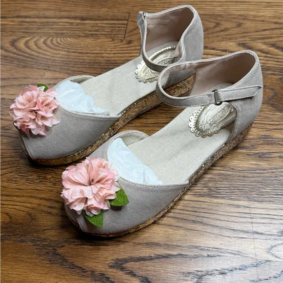 NWT Joyfolie Elianna Blush/ Beige Sandals with Pink Flower Accent