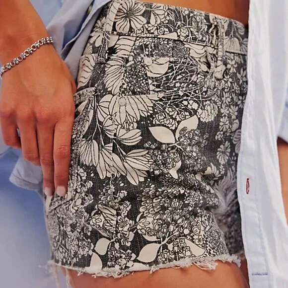 NWT MOTHER The Tippy Top Tomcat Fray Shorts