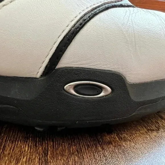 Oakley mens golf shoes. Size: 10. Style: 14010-100