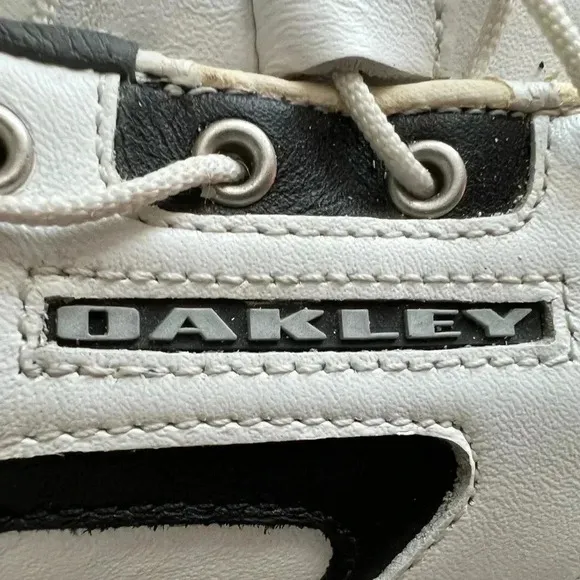 Oakley mens golf shoes. Size: 10. Style: 14010-100