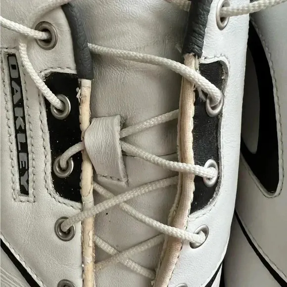 Oakley mens golf shoes. Size: 10. Style: 14010-100