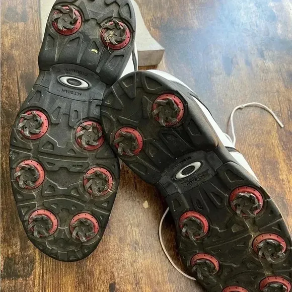 Oakley mens golf shoes. Size: 10. Style: 14010-100