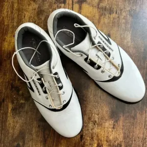 Oakley mens golf shoes. Size: 10. Style: 14010-100