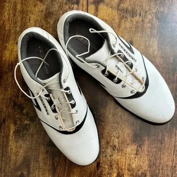 Oakley mens golf shoes. Size: 10. Style: 14010-100