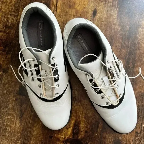 Oakley mens golf shoes. Size: 10. Style: 14010-100