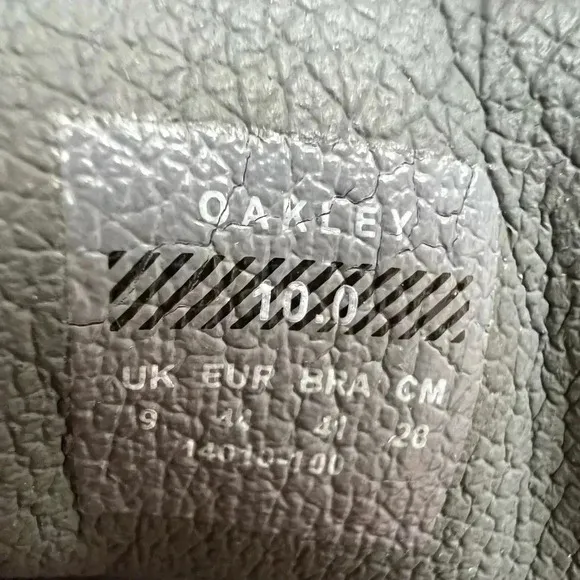 Oakley mens golf shoes. Size: 10. Style: 14010-100