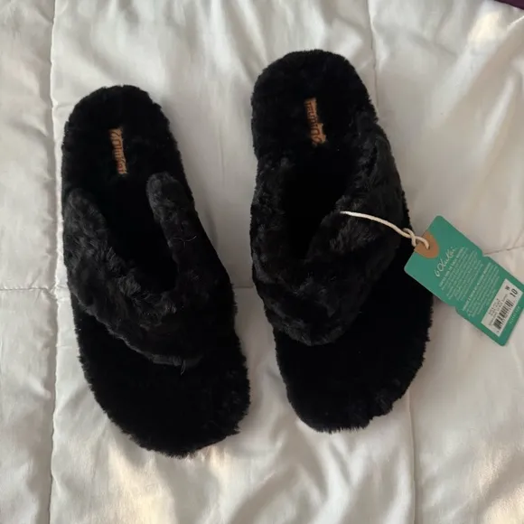 OluKai Kīpe'a Heu Women’s Fuzzy Slipper Sandals