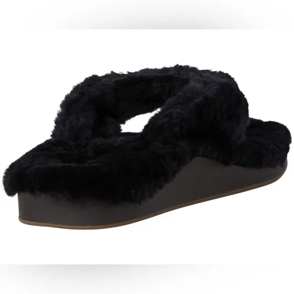 OluKai Kīpe'a Heu Women’s Fuzzy Slipper Sandals